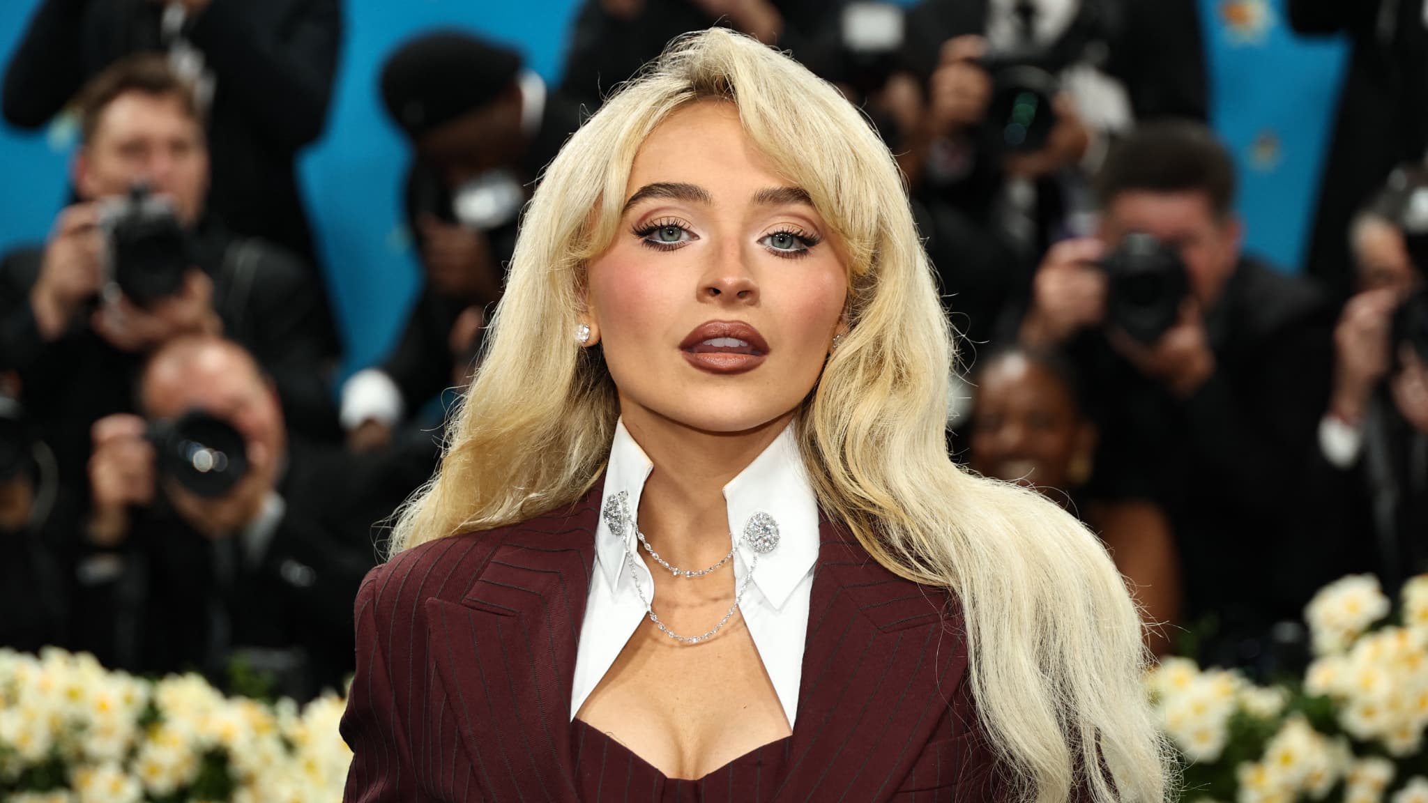 "MAN'S BEST FRIEND" DE SABRINA CARPENTER: LA CHANTEUSE POP EST-ELLE DEVENUE UNE ICÔNE (ANTI)FÉMINISTE?