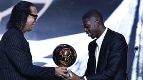 Ousmane Dembélé reçoit le Ballon d'or des mains de Ronaldinho, le 22 septembre 2025.