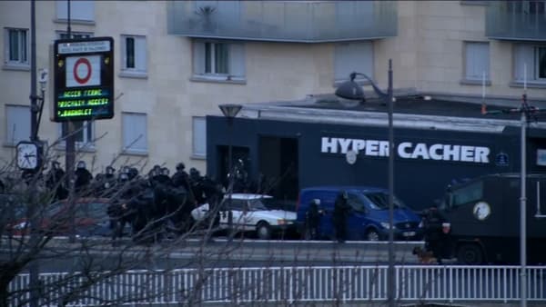 Un groupe d'intervention du Raid fait exploser la porte latérale de l'Hyper Cacher. Un groupe d'intervention du Raid fait exploser la porte latérale de l'Hyper Cacher.