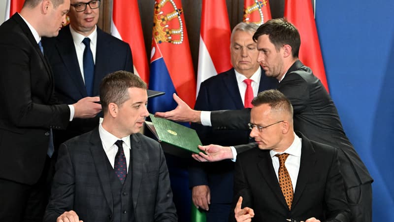 La seule raffinerie de Serbie risque de bientôt fermer à cause des sanctions américaines: la Hongrie vole à la rescousse de son voisin et va lui livrer plus de pétrole