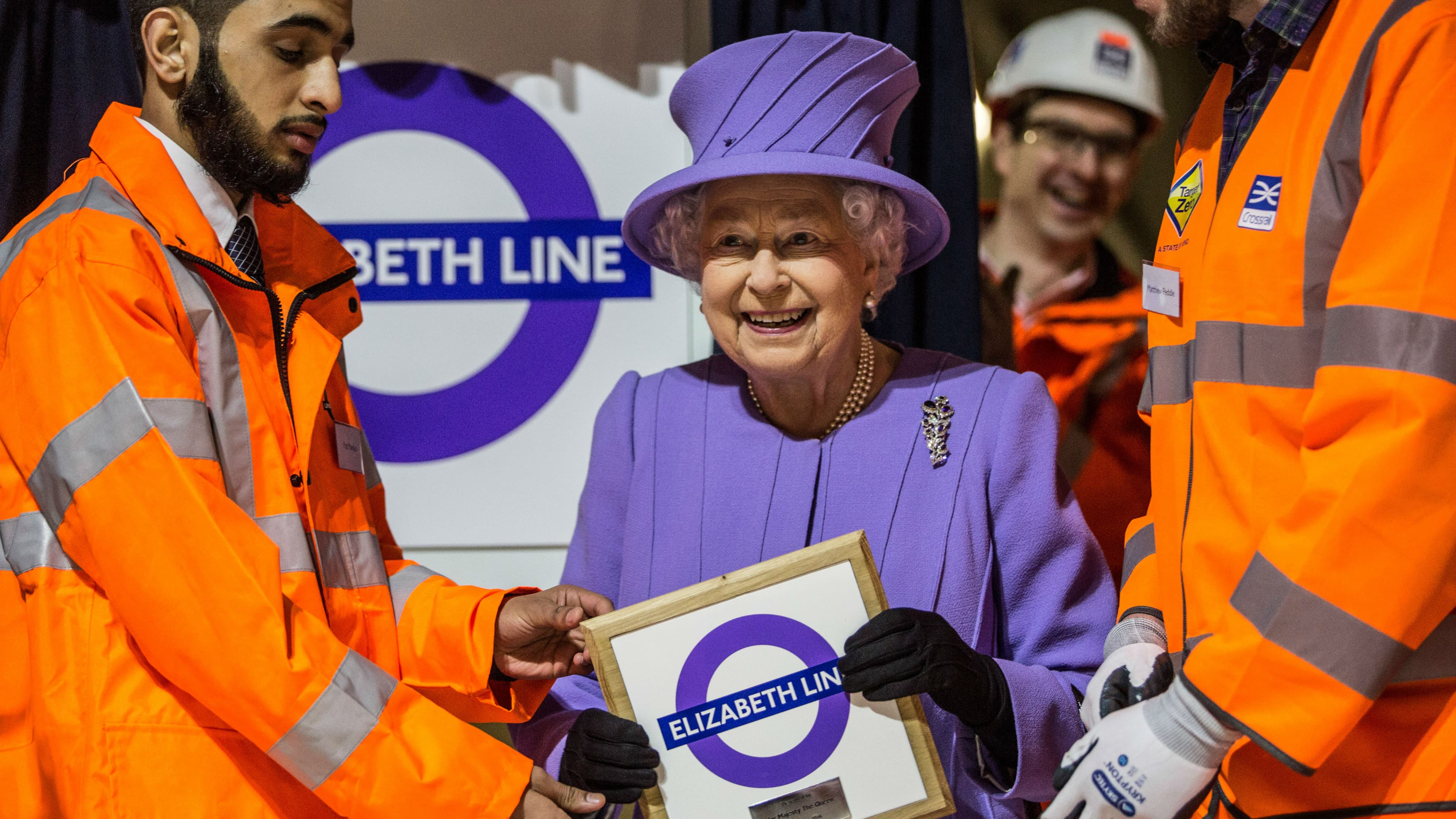 Elizabeth II lors de la visite du chantier de la "Elizabeth Line" le 23 février 2016.