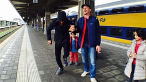 Sur le quai de la gare à Maastricht, aux Pays-Bas, Majd danse le "Deuké".