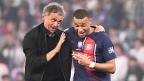 Luis Enrique avec Kylian Mbappé après un match du PSG en Coupe de France, mai 2024