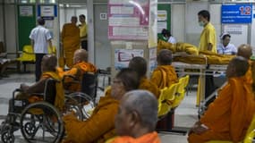 Des moines bouddhistes en Thaïlande font un check-up médical dans un hôpital à Bangkok, le 12 novembre 2018