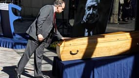 Le ministre de la Culture Frédéric Mitterrand près du cercueil de Claude Chabrol sur le parvis de la Cinémathèque française, à Paris. La famille du cinéma français a rendu vendredi un émouvant hommage à l'un de ses plus brillants représentants, décédé dim