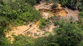 Une mine d'or clandestine dans la forêt amazonienne en Guyane en octobre 2017