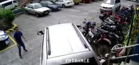 Il tente de se garer et détruit trois motos et deux voitures 