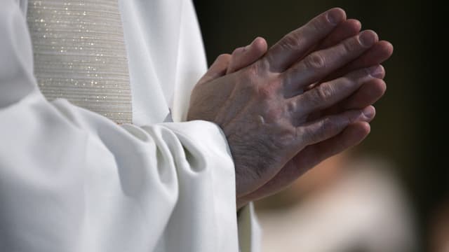 Un prêtre a été placé en garde à vue, soupçonné d'agressions sexuelles sur mineurs. 