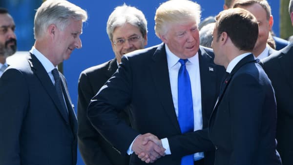 La seconde poignée de main entre Donald Trump et Emmanuel Macron La seconde poignée de main entre Donald Trump et Emmanuel Macron