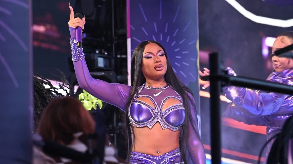 Plusieurs artistes se sont produits sur scène en attendant le décompte, dont Megan Thee Stallion. Plusieurs artistes se sont produits sur scène en attendant le décompte, dont Megan Thee Stallion.