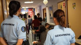 Des gendarmes surveillant l'occupation de la maternité du Blanc le 22 octobre.