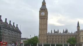 Le parvis de Big Ben transformé en "cimetière" de gilets de sauvetage.