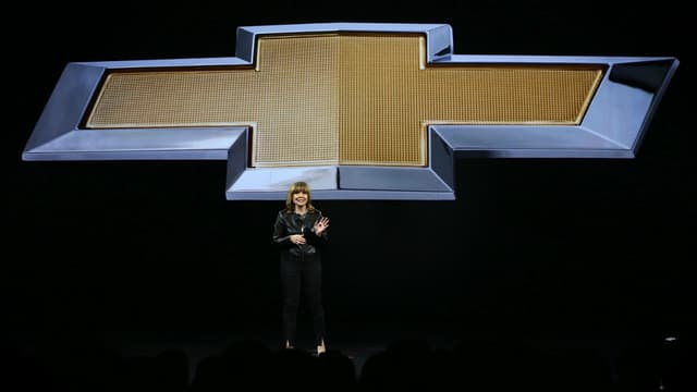 Mary Barra, directrice générale de General Motors, devant un grand logo Chevrolet, à Las Vegas en janvier. La marque américaine pourrait lancer un modèle diesel de taille moyenne l'année prochaine.