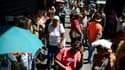 Des habitants de Caracas faisant la queue pour tenter de s'approvisionner dans un supermarché