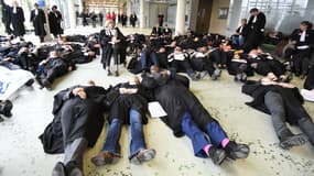Des avocats et magistrats se couchent au sol en signe de protestation, le 30 mars 2018, au TGI de Nanterre. 