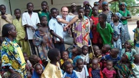 Le père Georges Vandenbeusch, photographié au milieu d'enfants camerounais, en 2012.
