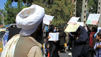 Un taliban regarde des femmes manifestant pour leurs droits à Hérat, dans l'ouest de l'Afghanistan, le 2 septembre 2021 (Photo d'archive)