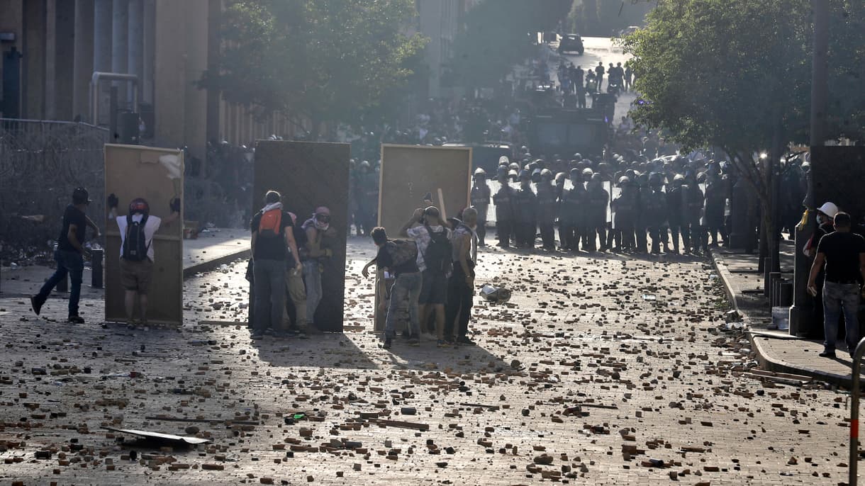 EN DIRECT - Manifestation à Beyrouth: plusieurs ministères pris d'assaut, un policier tué