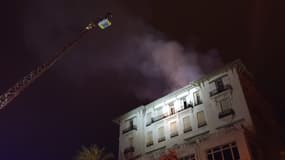 Un incendie s'est déclaré au niveau de la toiture de cet immeuble à Roquebrune-Cap-Martin.