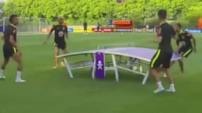 Dani Alves défie Neymar à l'entraînement