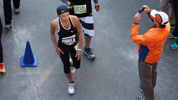 Pamela Anderson, courant (marchant même) le marathon de New York en 2013.