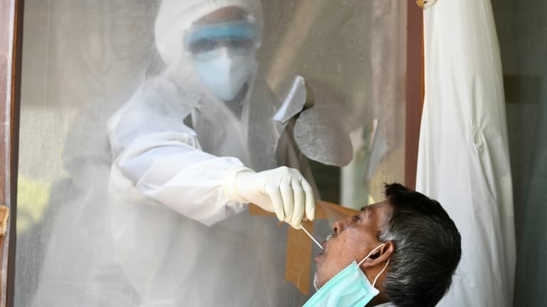 Un homme se fait tester au coronavirus, le 16 juin 2020 à New Delhi