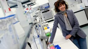 La généticienne française Emmanuelle Charpentier dans un laboratoire, en mai 2015 à Braunschweig, dans le nord de l'Allemagne