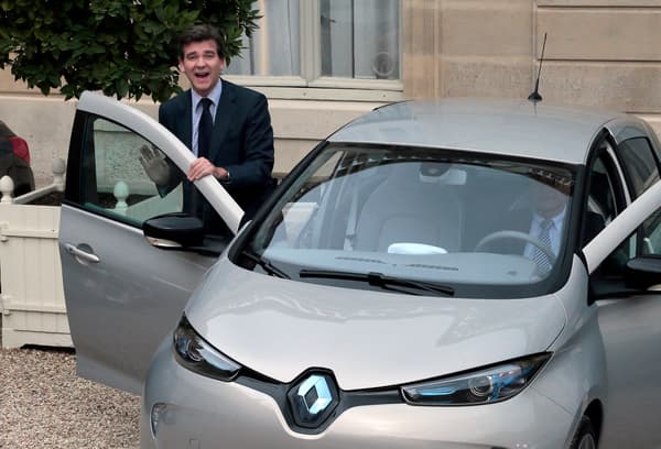 Le ministre français du Redressement productif Arnaud Montebourg monte à bord d'une voiture électrique Zoé du constructeur automobile français Renault pour quitter l'Elysée après le conseil des ministres hebdomadaire du 3 octobre 2012 à Paris.