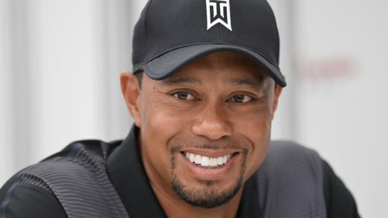 Tiger Woods souriant sur ses béquilles, dans une 1ère photo depuis son accident de voiture