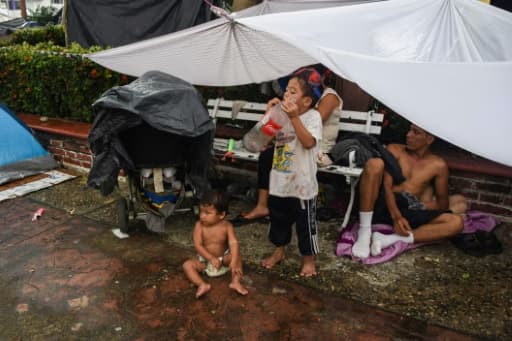 Des enfants, présents parmi les migrants honduriens, se reposent à Mapastepec (sud du Mexique), le 24 octobre 2018. Des enfants, présents parmi les migrants honduriens, se reposent à Mapastepec (sud du Mexique), le 24 octobre 2018.