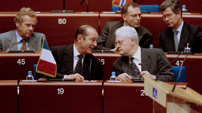 Le président français Jacques Chirac (à gauche) s'entretient avec son Premier ministre Lionel Jospin lors de la séance matinale du sommet de l'UE, le 11 octobre 1997, au Conseil de l'Europe à Strasbourg.