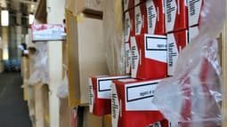 Photo de cartouches de cigarettes contrefaites prise le 30 mai 2009 à Ivry-sur-Seine dans le Val-de-Marne (photo d'illustration)