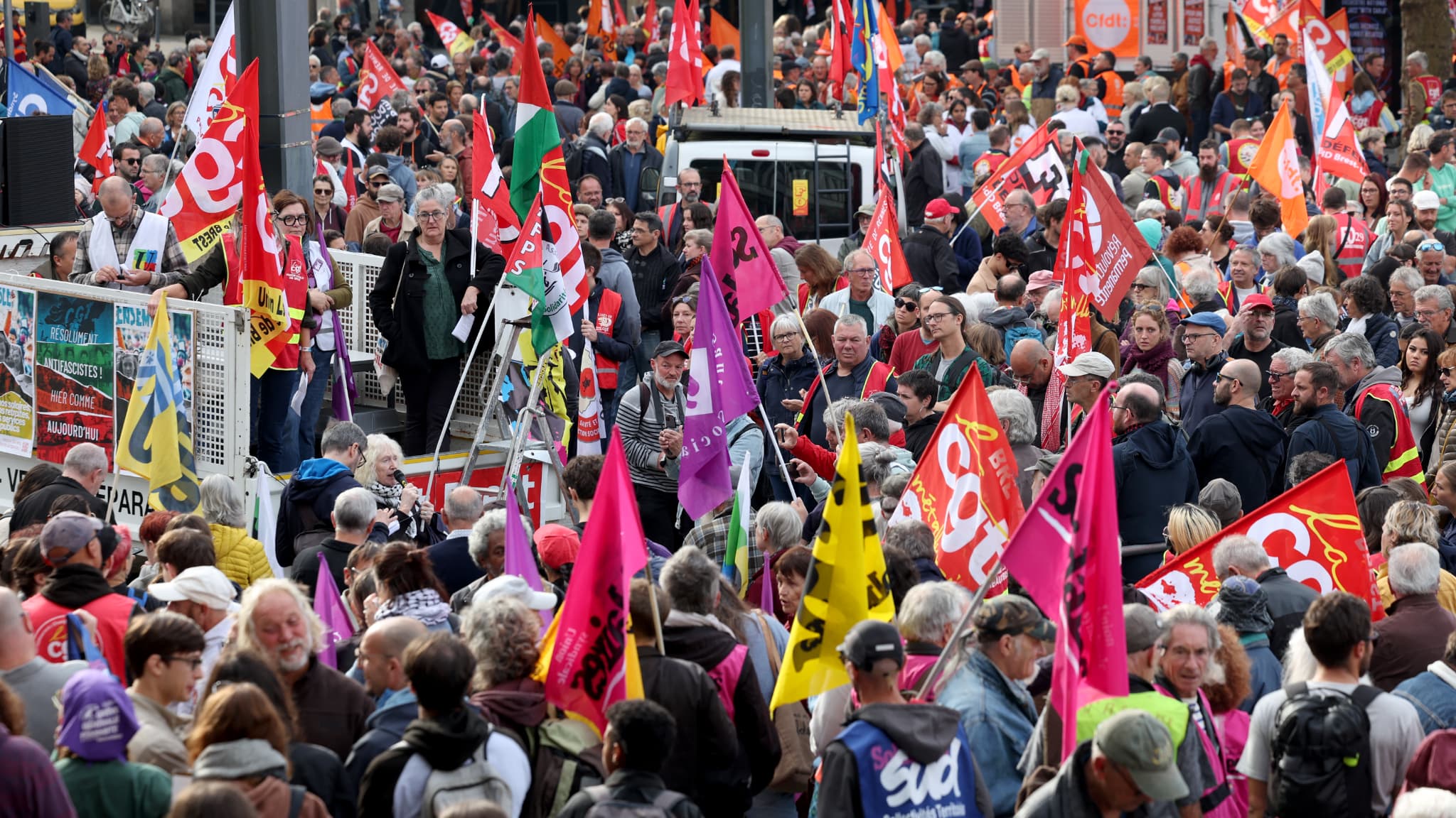 GRÈVE DU 2 OCTOBRE: 27% DU PERSONNEL MOBILISÉ DANS LES COLLÈGES ET LYCÉES SELON LE SNES-FSU, 6,42% D'ENSEIGNANTS GRÉVISTES D'APRÈS LE MINISTÈRE