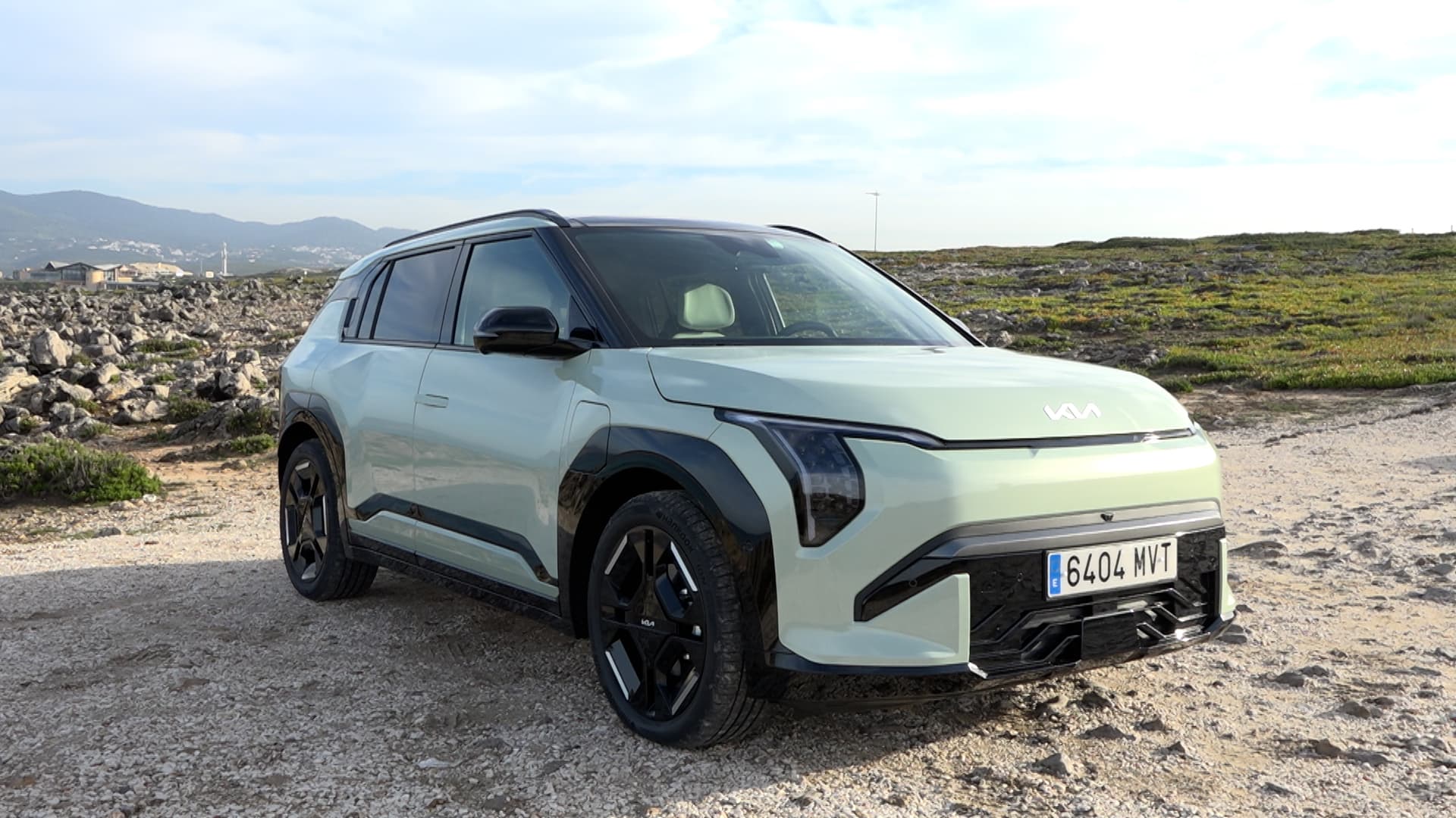 Avec 4.30 mètres de long, le Kia EV3 s'inscrit dans la catégorie des SUV compacts.