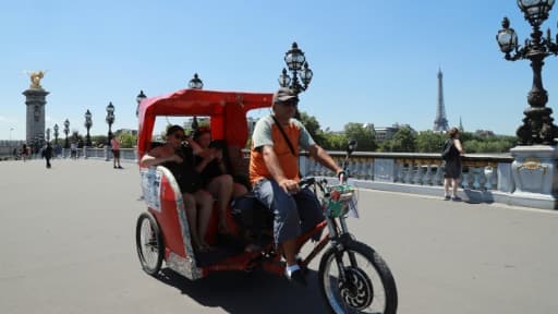 Un vélo-taxi sur le Pont Alexandre III à Paris, le 7 juillet 2017