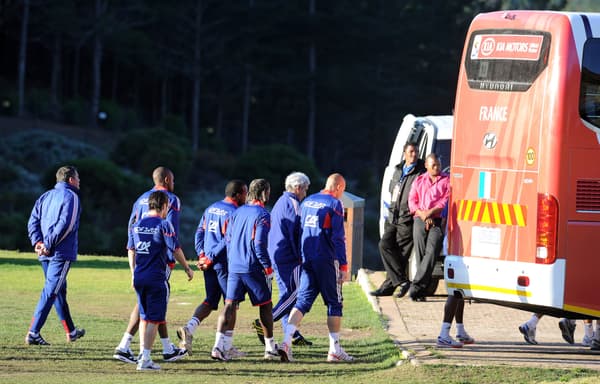 Les Bleus (avec une partie du staff) rentrent vers leur bus le 20 juin 2010 à Knysna