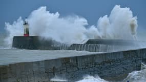 Tempête sur le phare de Newhaven, dans le sud de l'Angleterre, le 27 décembre 2020 (photo d'illustration)