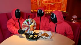 Des figurants avec des costumes inspirés de la série "Squid Game" attablés dans le restaurant Netflix Bites, à Las Vegas.