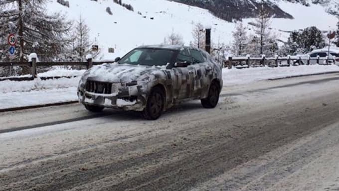 La Levante est réapparue toujours camouflée. Maserati entretient un long suspense autour de son premier SUV. La Levante est réapparue toujours camouflée. Maserati entretient un long suspense autour de son premier SUV.