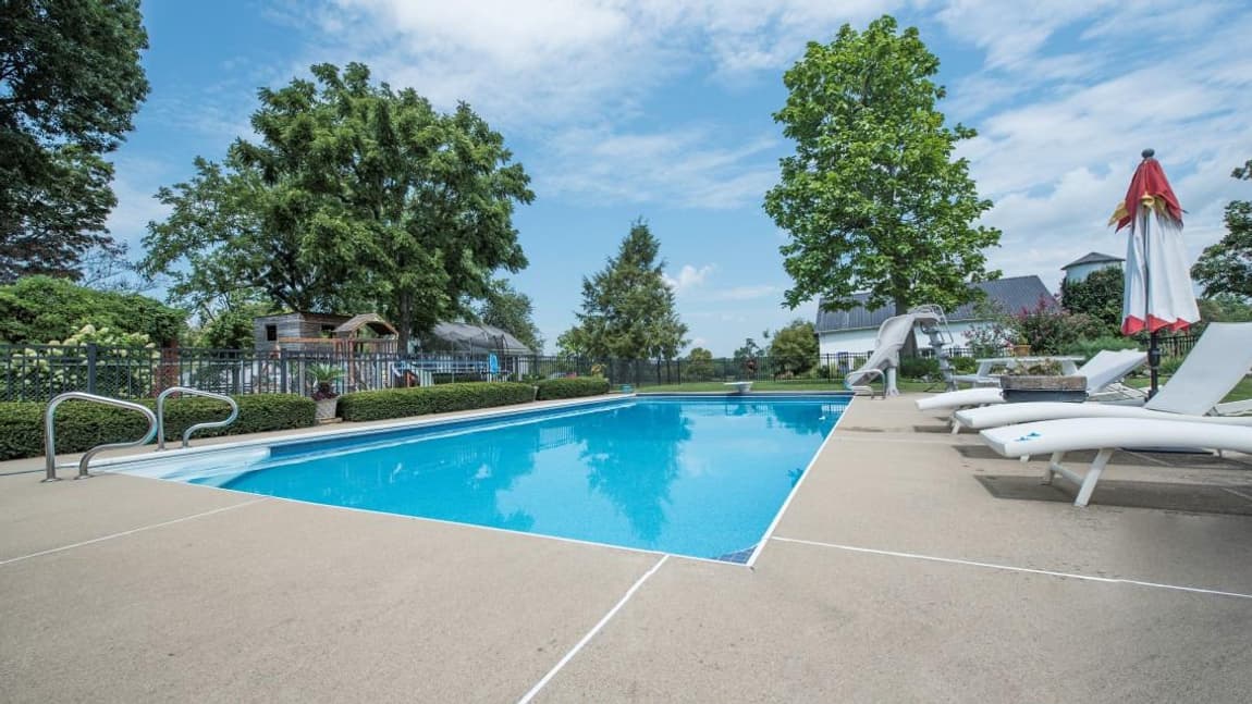 La demeure comprend notamment une piscine extérieure. La demeure comprend notamment une piscine extérieure.