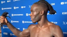 Amaury Wako Zabo avec ses locks à la main pour réussir la pesée avant le KSW 106, le 9 mai 2025.