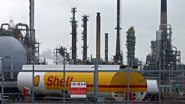 Shell prévoit la suppression en 2015 de 6.500 postes sur un effectif total de près de 100.000 salariés.
