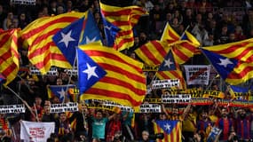 Des drapeaux catalans et des slogans indépendantistes lors d'un match au Camp Nou