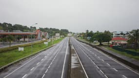 Des routes vides, après l'annonce de l'alerte cyclone violette, à Petit-Bourg, en Guadeloupe, le 21 octobre 2023, alors que l'ouragan Tammy s'est abattu sur l'île.