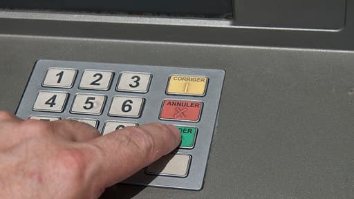 Un "skimmer", apposé à la fente dans laquelle les cartes bancaires sont introduites dans l'appareil, permet de copier la bande magnétique de la carte, puis d'en fabriquer un double.