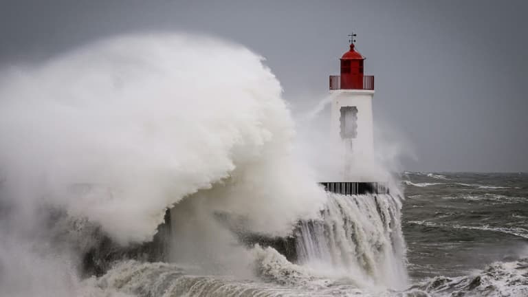 Des vagues s'écrasent contre le phare à l'entrée du port des Sables-d'Olonne, pendant la tempête Nelson, le 28 mars 2024 en Vendée. Photo d'illustration