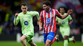 Julian Alvarez face à Marc Casado lors de Atlético de Madrid-FC Barcelone, le 16 mars 2025