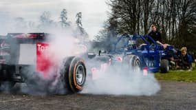 Une F1 qui s'attaque à un pack de rugbymen professionnels. Un duel qui à fait des étincelles.