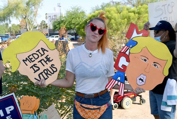 Une électrice républicaine du Nevada proteste contre l'adoption d'un projet de loi sur le vote par correspondance, en pleine pandémie de Covid-19, le 4 août 2020 à Las Vegas.