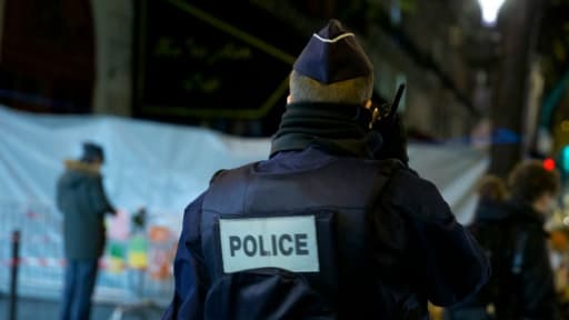 Un policier devant la salle de spectacle du Bataclan, le 25 novembre 2015 à Paris